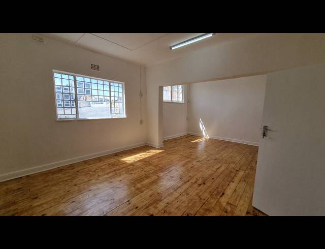 350M² BUILDING TO LET IN WOODSTOCK